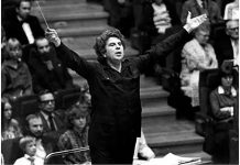 91 Yaşındaki Ünlü Besteci Mikis Theodorakis sahnede