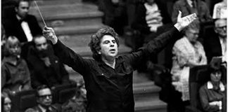 91 Yaşındaki Ünlü Besteci Mikis Theodorakis sahnede